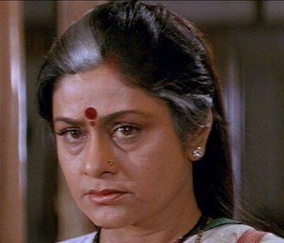 According to reports, Waheeda Rehman, Sharmila Tagore and Mala Sinha were selected for the mother -in -law's role. But after rejecting him, this character was played by Aruna Irani.