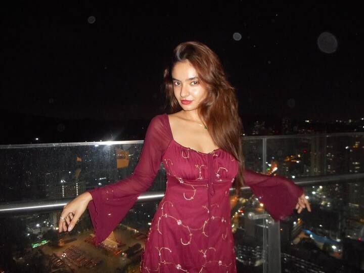 अनुष्का की तस्वीरों पर ऑडियंस जमकर प्यार बरसा रही है, और यह तस्वीर खूब वायरल हो रही है. इन तस्वीरों से आप भी अपने डेट आइडियाज़ के लिए इंस्पिरेशन ले सकती है.