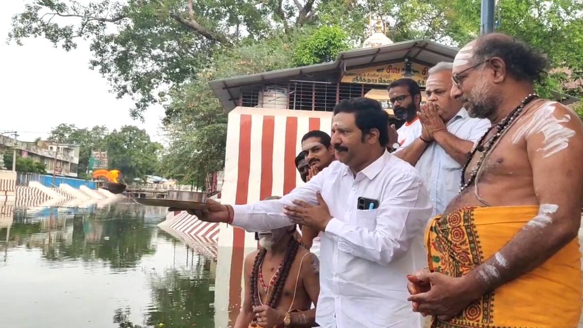 மயிலாடுதுறை துலாக்கட்டத்தை வந்தடைந்த காவிரி நீர் - பூஜைகள் செய்து வரவேற்ற மக்கள்
