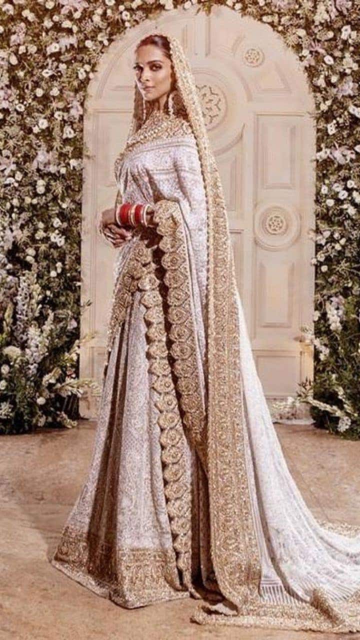 दीपिका पादुकोण ने अपने वेडिंग रिसेप्शन में सफेद चिकनकारी साड़ी के साथ भारी दुपट्टे वाला रॉयल लुक अपनाया था. इस साड़ी में उनका शाही महारानी जैसा लुक नजर आ रहा था.