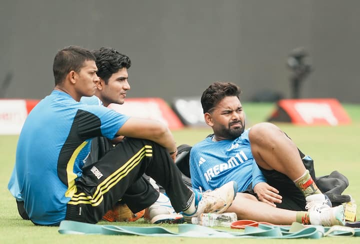 पैंट ने स्टाइल में क्रीज पर अपने आगमन की घोषणा की, बेन स्टोक्स से लगभग तुरंत एक सीमा को तोड़ दिया। उन्होंने आधी सदी में एक क्विकफायर की दौड़ लगाई और खेल के अंत में 102 गेंदों पर 65 रनों पर नाबाद रहे, छह चौकों और दो विशाल छक्कों के साथ सजाया गया।
