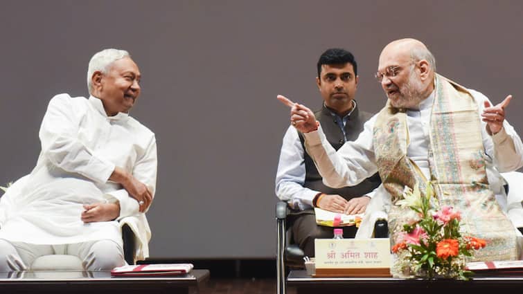 नीतीश कुमार पर भरोसा या फिर प्लान-B? अमित शाह के बयान से NDA में कंफ्यूजन, दोहराया जाएगा महाराष्ट्र मॉडल! Amit Shah creates suspense over Nitish Kumar NDA CM Face in Bihar Assembly Election 2025 नीतीश कुमार पर भरोसा या फिर प्लान-B? अमित शाह के बयान से NDA में कंफ्यूजन, दोहराया जाएगा महाराष्ट्र मॉडल!