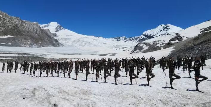 ભારતીય સેનાએ નુબ્રા ખીણ અને પેંગોંગ ત્સોમાં યોગ ઉત્સવની ઉજવણી કરી હતી. તેમણે સ્થાનિક સમુદાયો સાથે મળીને યોગને માત્ર લશ્કરી કવાયત નહીં પણ એક જન આંદોલનમાં પરિવર્તિત કર્યો. પેંગોંગ ત્સોના કિનારે એક પૃથ્વી, એક સ્વાસ્થ્યની થીમ પણ લાગુ કરવામાં આવી હતી