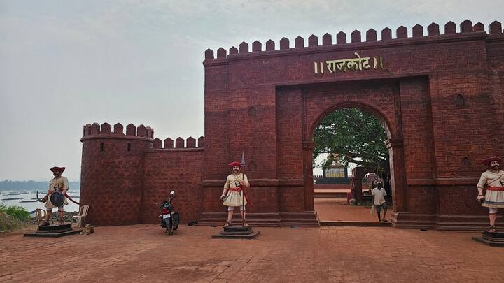 शिवरायांचा नवा पुतळा बसवल्यानंतर देखील येथील चबुतऱ्याजवळ काही काम बाकी असल्याचं किंवा काम निकृष्ट दर्जाचं झाल्याचा व्हिडिओ समोर आला होता. त्यानंतर, आता येथील प्रशासनाने दखल घेतली आहे.