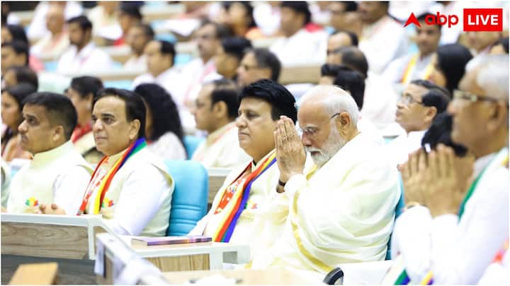 प्रधानमंत्री को देश के हर राज्य में दौरे भी करने होते हैं. ऐसे में देश के हर कोने तक हर समय पहुंच भी प्रधानमंत्री के लिए उपलब्ध होती है. प्रधानमंत्री को कई बार विदेश दौरे भी करने होते हैं, जिसका खर्च भी भारत सरकार ही वहन किया जाता है.