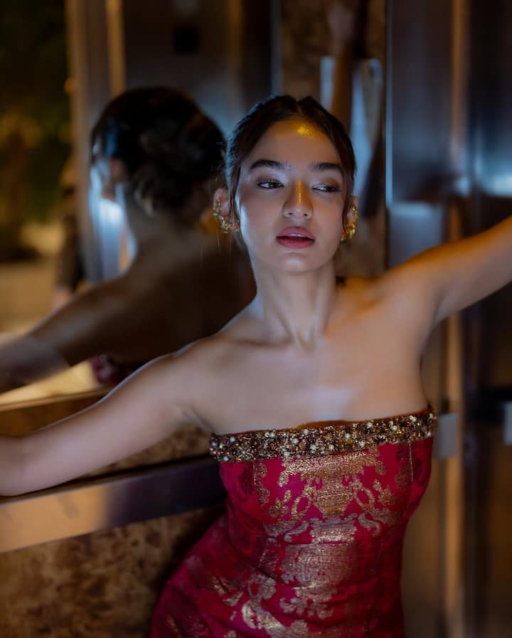 हाल ही में अनुष्का के कुछ तस्वीरें वायरल हुई जिसमें वह बेहद खूबसूरत लग रही है. रेड ड्रेस में एक्ट्रेस कहर ढाती हुई नजर आई.