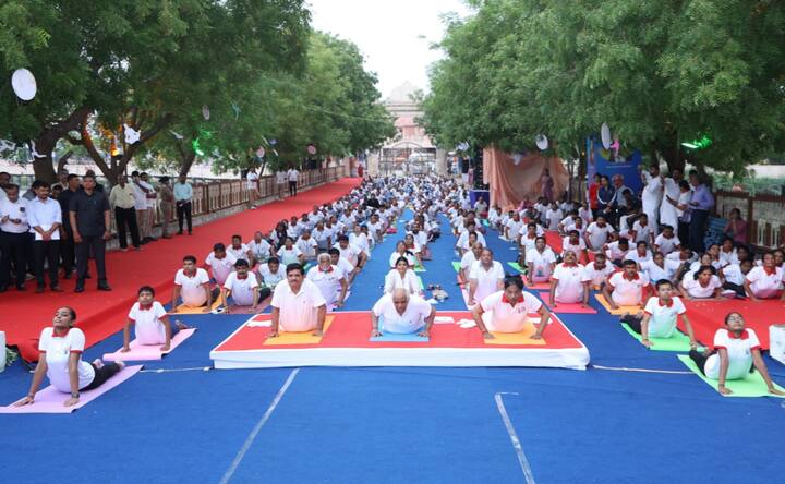 મહેસાણા જિલ્લાના વડનગરમાં 11માં આંતરરાષ્ટ્રીય યોગ દિવસની ભવ્ય ઉજવણી કરવામાં આવી હતી. વડનગરના શર્મિષ્ઠા તળાવ પરિસર ખાતે યોજાયેલા રાજ્યકક્ષાના કાર્યક્રમમાં મુખ્યમંત્રી ભૂપેન્દ્ર પટેલ, આરોગ્ય મંત્રી ઋષિકેશ પટેલ સહિત 3 હજાર લોકોએ સામૂહિક યોગ કર્યા હતા.