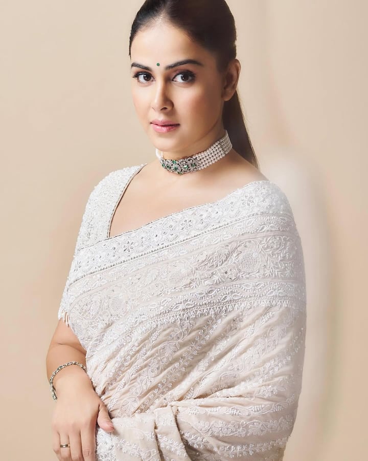 जेनेलिया का इस व्हाइट कलर की चिकनकारी साड़ी में बेहद ही रॉयल लुक आ रहा है. बता दें, इनकी ये साड़ी को बनने में 6-8 महीने लग गए थे.