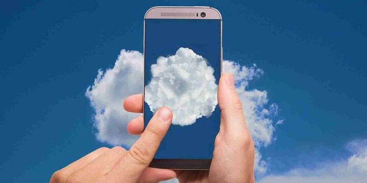 यहां तक कि स्मार्टफोन का इस्तेमाल भी हर किसी को नहीं करने दिया जाता. जिनके पास स्मार्टफोन हैं उनके डिवाइस को सरकार ट्रैक करती है और उसमें देखे गए कंटेंट का स्क्रीनशॉट भी मांगा जाता है. ज्यादातर नागरिक आज भी पुराने 2G फीचर फोन्स का ही इस्तेमाल करते हैं.