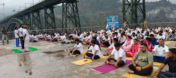 योग अभ्यास के दौरान सभी प्रतिभागी सुखासन में बैठकर ध्यान और मानसिक शांति का अनुभव करते नजर आए. देश भर में भी 1 लाख से ज्यादा स्थानों पर योग का हुआ आयोजन.