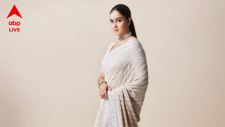 যেমন ভাবা তেমন কাজ। সাত পাক থেকে শুরু করে মালা বদল, এমনকি সিঁদুরদান পর্যন্ত! সবই নাকি সেই পুরোহিত করিয়ে ফেলেন, আসল বিয়ের নিয়মে। আসল মন্ত্র পড়ে।