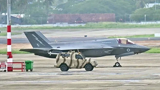 British fighter jet: జెట్‌ను తీసుకెళ్లరు.. రన్ వే మీద నుంచి పక్కకు తీయరు - బ్రిటన్ బాధేంటి?