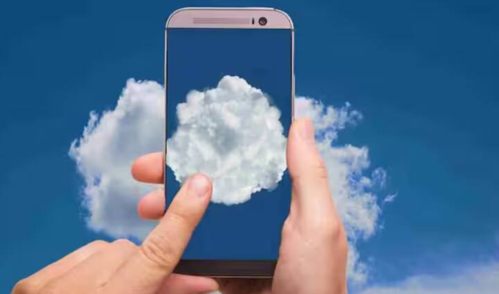 ਇੱਥੋਂ ਤੱਕ ਕਿ ਹਰ ਕਿਸੇ ਨੂੰ ਸਮਾਰਟਫੋਨ ਦੀ ਵਰਤੋਂ ਦੀ ਇਜਾਜ਼ਤ ਨਹੀਂ ਹੈ। ਸਰਕਾਰ ਉਨ੍ਹਾਂ ਲੋਕਾਂ ਦੇ ਡਿਵਾਈਸਾਂ ਨੂੰ ਟ੍ਰੈਕ ਕਰਦੀ ਹੈ ਜਿਨ੍ਹਾਂ ਕੋਲ ਸਮਾਰਟਫੋਨ ਹਨ ਅਤੇ ਉਨ੍ਹਾਂ 'ਤੇ ਦੇਖੀ ਗਈ ਕੰਟੈਂਟ ਦੇ ਸਕ੍ਰੀਨਸ਼ਾਟ ਵੀ ਮੰਗਦੀ ਹੈ। ਜ਼ਿਆਦਾਤਰ ਨਾਗਰਿਕ ਅਜੇ ਵੀ ਪੁਰਾਣੇ 2G ਫੀਚਰ ਫੋਨ ਦੀ ਵਰਤੋਂ ਕਰਦੇ ਹਨ।