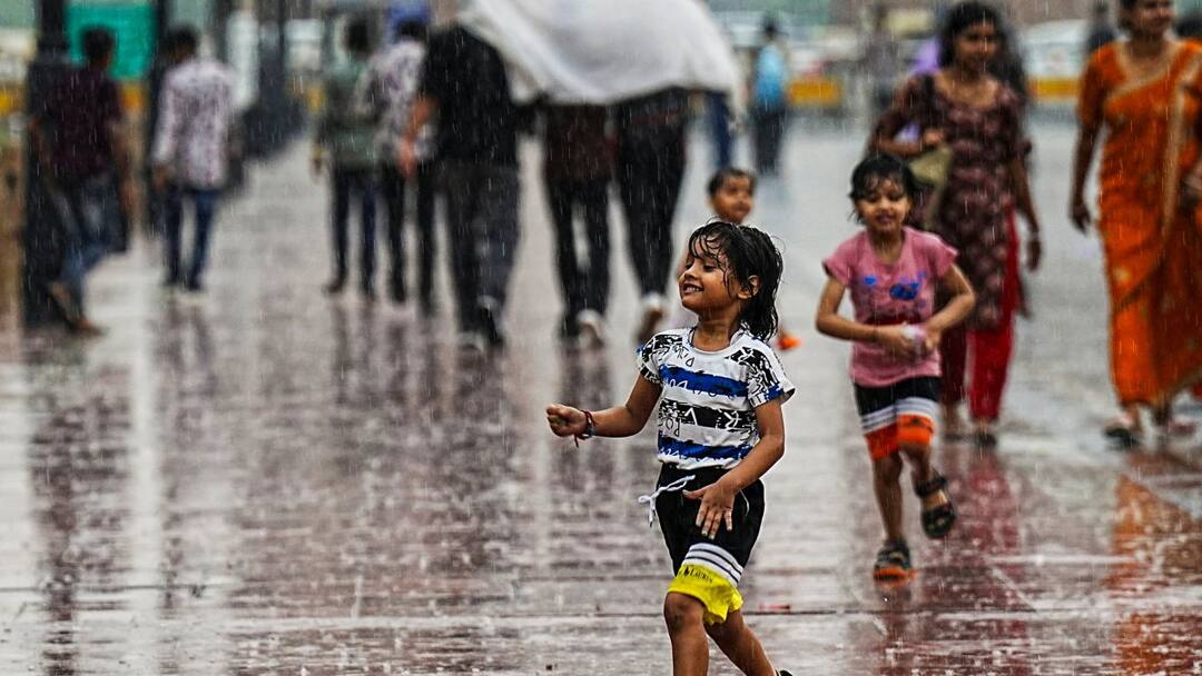 पूरे बिहार में झमाझम बारिश, आज किन 7 जिलों में टूटेगा बारिश का कहर? मौसम विभाग ने जारी की चेतावनी! Bihar Weather update IMD issued alert for Heavy rain in entire Bihar 7 districts including Purnia and Aurangabad ann पूरे बिहार में झमाझम बारिश, आज किन 7 जिलों में टूटेगा बारिश का कहर? मौसम विभाग ने जारी की चेतावनी!