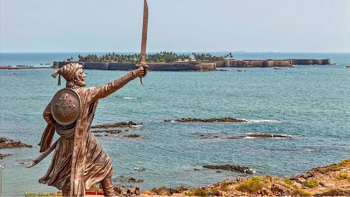शिवप्रेमींच्या संतापानंतर राज्य सरकारने पुन्हा नव्याने तितकाच रुबाबदार आणि मोठा पुतळा बसविण्याचा शब्दही दिला होता, त्यानुसार आता मालवण किल्ल्यावर शिवरायांचा नवा पुतळा दिमाखात उभारला आहे.