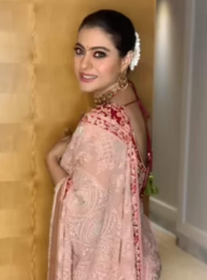 इस साड़ी को उन्होंने ब्लैकलेस ब्लाउज के साथ स्टाइल किया था, जो बहुत ही एलिगेंट लुक दे रहा था.