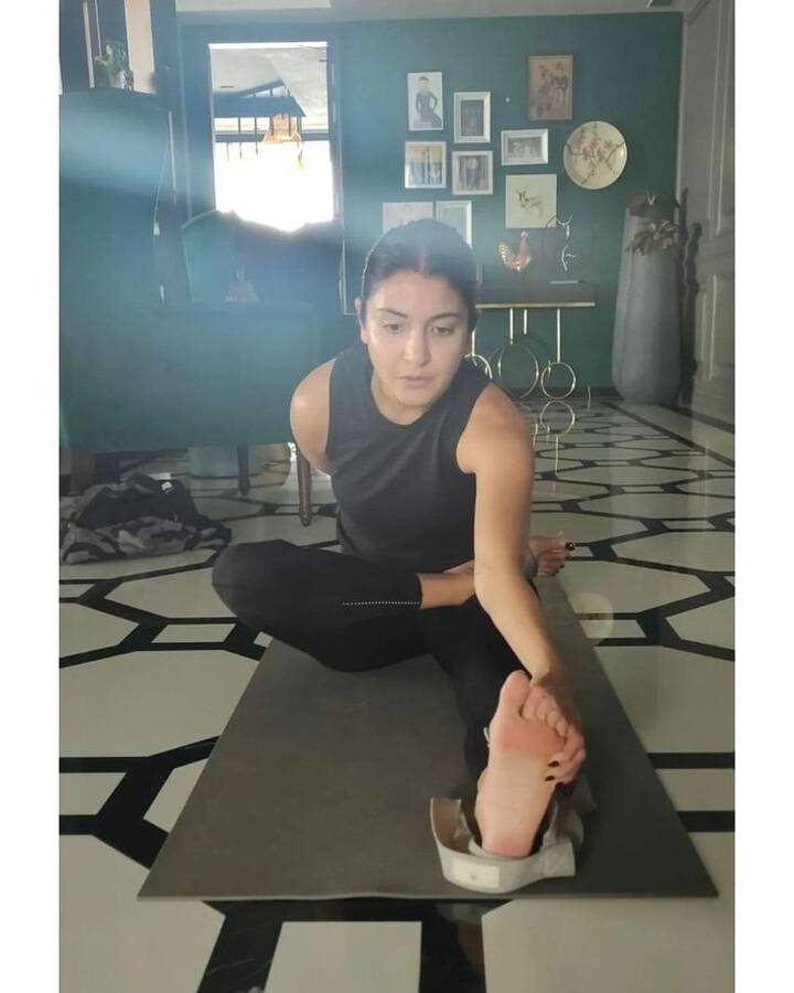 अनुष्का शर्मा भी अपने फिटनेस का बखूबी ध्यान रखती हैं. प्रेग्नेंसी के दौरान एक्ट्रेस ने खुद को फिट रखने के लिए योग का सहारा लिया था.सोशल मीडिया पर अनुष्का की भी योग करते हुए तस्वीरें काफी वायरल होती हैं.