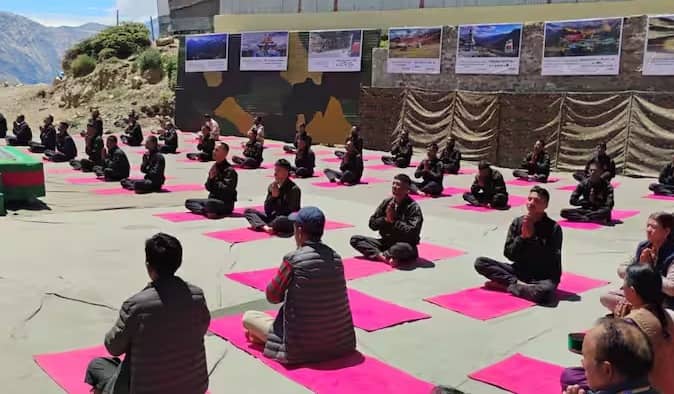 ભારતીય સેનાના સૈનિકોએ 11મા આંતરરાષ્ટ્રીય યોગ દિવસ નિમિત્તે શાહી કાંગડી સરોવર, સિયાચીન ગ્લેશિયર, ગલવાન ખીણ અને નુબ્રા ખીણમાં 20,000 ફૂટની ઊંચાઈએ યોગ કર્યા, જે દર્શાવે છે કે માનસિક શાંતિ બાહ્ય પડકારો કરતાં મોટી છે.