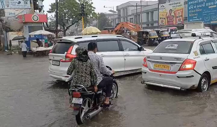 મોડાસા અને મેઘરજ તાલુકામાં ધોધમાર વરસાદની શરુઆત થઈ છે.  મોડાસાના સાકરીયા,આનંદપુરા કમ્પા, ગોરીટીંબામાં વરસાદ વરસી રહ્યો છે.  મોડાસા માર્કેટયાર્ડમાં પણ પાણી ભરાઈ ગયા છે. મોડાસા ચાર રસ્તા પર વરસાદી પાણી ભરાયા છે.