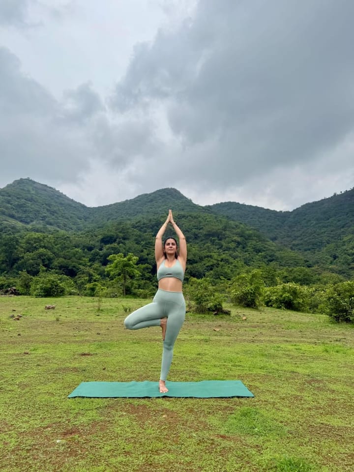 Nimrat Kaur: Nimrat Kaur is a firm believer that yoga is not just a fitness form, but it’s a skill in action. For her, yoga is a matter of mind over everything else. Nimrat likes to focus on the process of practising asanas instead of getting them right instantly. Going by her latest post, Nimrat playfully proves that yoga is best when practised in an open and natural surrounding!