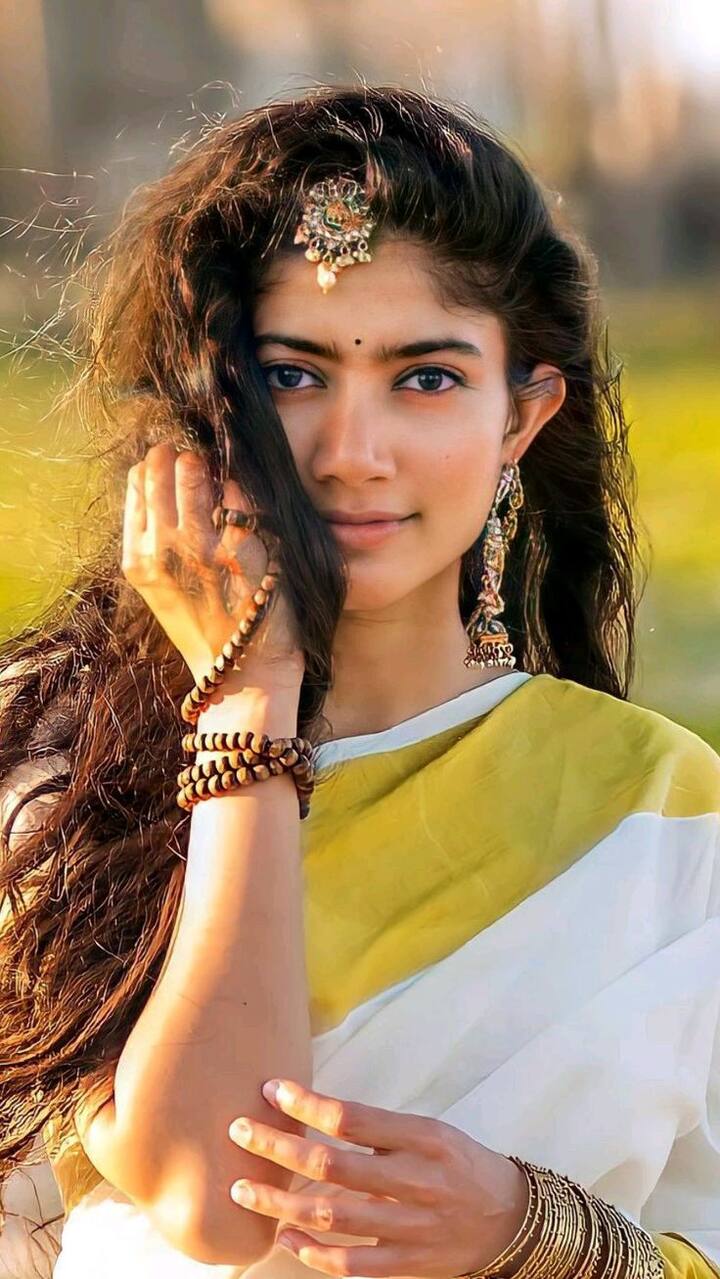 इस लिस्ट में साउथ की सबसे सिंपल एक्ट्रेस साई पल्लवी ने सातवें नंबर पर जगह बनाई है.