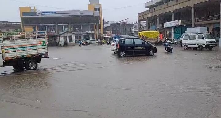 ખેતી લાયક વરસાદથી ખેડૂતોમાં ખુશીનો માહોલ છે. અરવલ્લી જિલ્લામાં સવારથી જ વાદયછાયું વાતાવરણ હતું. બપોર બાદ વરસાદે ધમાકેદાર બેટિંગ કરી છે.