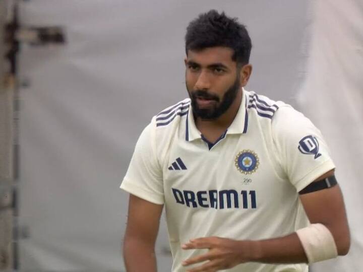 अक्रमने SENA देशांमध्ये 32 कसोटी खेळल्या आणि 146 विकेट घेतल्या.