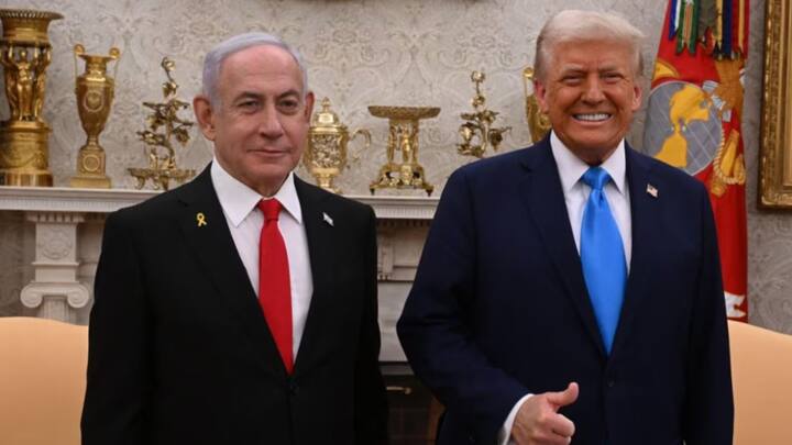 একই ভাবে, এ বছর জানুয়ারি মাসে ট্রাম্প আমেরিকার মসনদে ফেরার পর, তাঁর সঙ্গেও মতবিরোধ দেখা দেয় নেতানিয়াহুর। মাসখানেক আগেও দু’জনে মধ্যে বনিবনা না হওয়ার খবর আসছিল লাগাতার। বিশেষ করে সিরিয়ার উপর থেকে ট্রাম্প নিষেধাজ্ঞা তুলে নিলে, নেতানিয়াহু বিষয়টি ভাল ভাবে নেননি। ইরানের সঙ্গে ট্রাম্প সরকারের পরমাণু সমঝোতাতেও আপত্তি জানাতে থাকেন নেতানিয়াহু।