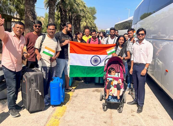 भारत ने अपने नागरिकों को ईरान से निकालने के लिए ऑपरेशन सिंधु भी लॉन्च किया है, जिसके तहत भारतीय नागरिकों को एयरलिफ्ट कर भारत लाया जा रहा है. ऐसे में सवाल उठता है कि ईरान में कितने भारतीय रहते हैं? उसमें स्टूडेंट्स कितने हैं और वे यहां क्या पढ़ने जाते हैं.