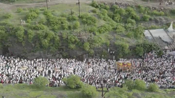 संत ज्ञानेश्वर महाराजांच्या पालखीसोबत आज हजारो वारकऱ्यांची पाऊले दिवे घाटात चालताना पाहायला मिळाली. निसर्ग सौंदर्याने नटलेला, हिरवळीने सुंदर सजलेला दिवे घाट टाळ मृदुंगाच्या गजराने दुमदुमला होता.