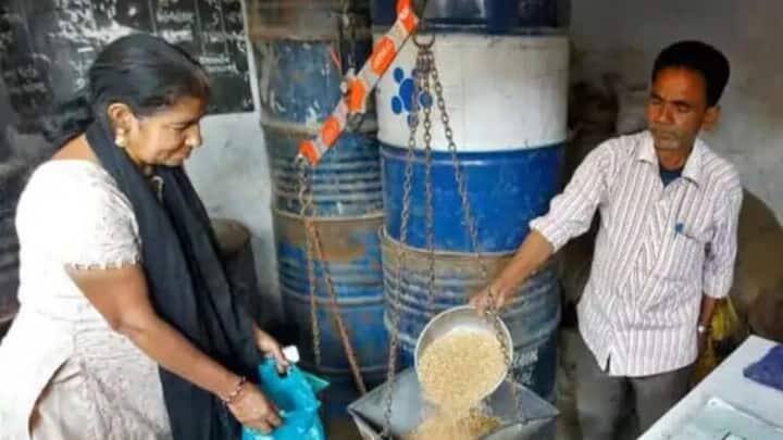 જૂન 1 પછી રાશન કાર્ડ પર રાશન લેવા જતા ધારકોને હવે 9 પ્રકારની ખાદ્ય ચીજો આપવામાં આવશે. આ ઉપરાંત, જે લોકો પાસે ભૌતિક રાશન કાર્ડ નથી, તેઓ પણ હવે ફક્ત ફિંગર પ્રિન્ટ અને મોબાઇલ OTP દ્વારા રાશન મેળવી શકશે, જેનાથી વિતરણ પ્રક્રિયા વધુ સરળ અને પારદર્શક બનશે.