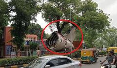 Ahmedabad:પ્લેન ક્રેશનો કાટમાળ લઈ જતા ટ્રકનો અકસ્માત, વિમાનની ટેલ ઝાડમાં ફસાઈ, VIDEO