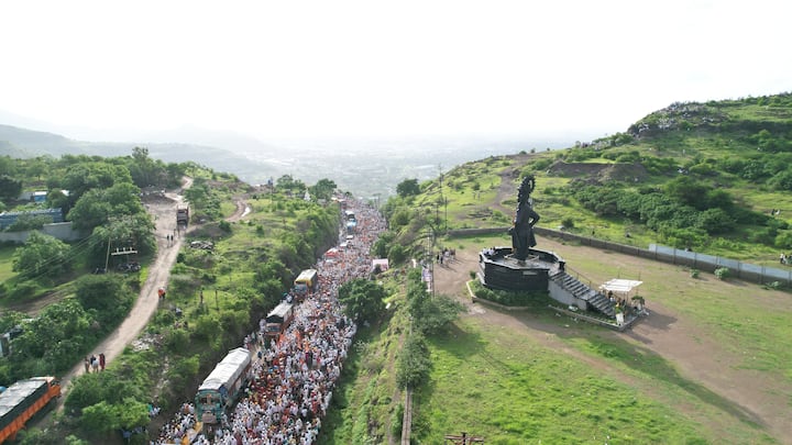 आषाढी एकादशीसाठी मानाच्या पालख्यांसह शेकडो दिंड्यांनी पंढरीची वाट धरली आहे. लाडक्या विठुरायाच्या भेटीत वारकरी मजल-दरमजल करत पाऊले टाकत आहेत.