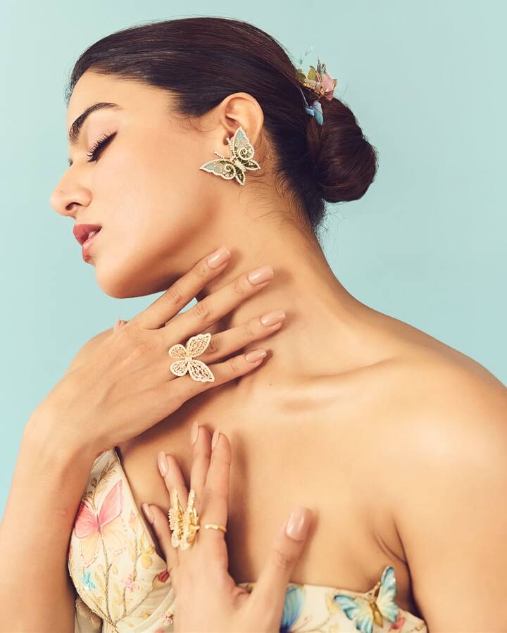 Matching her outfit’s butterfly motif, Wamiqa chose elaborate butterfly-shaped earrings and coordinated statement rings, seamlessly continuing the theme. Each accessory appeared sculpted like a delicate art piece, enhancing the overall visual poetry of the look. Nude nails gave her fingers a graceful finish.