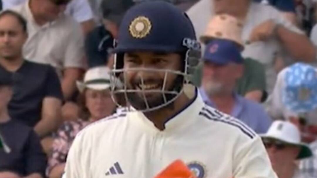 ind vs eng 1st test rishabh pant and shubman gill stump mic chat with ravindra jadeja video goes viral IND vs ENG: 'अपने चौके के चक्कर में मेरा...', स्टंप माइक पर ऋषभ पंत और शुभमन की बातचीत का वीडियो वायरल