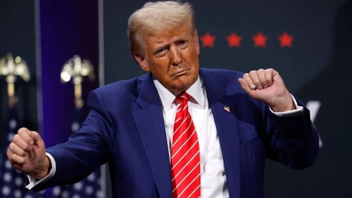 এমনকি ইজরায়েল যখন প্রথম ইরানে হামলা চালায়, সেই সময়ও ট্রাম্প সরকার বিষয়টি থেকে দূরত্ব বজায় রাখছিল। এই হামলার সঙ্গে তাদের কোনও সম্পর্ক নেই বলেও জানান ট্রাম্প। কিন্তু হঠাৎ কী এমন হল তিনি ইরানে হামলার সিদ্ধান্ত নিলেন, কেন নেতানিয়াহুর পাশে দাঁড়াচ্ছেন, নেপথ্য কারণ হিসেবে উঠে আসছে একাধিক তত্ত্ব।