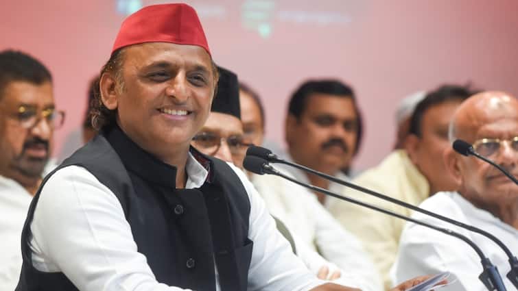 UP Politics: यूपी में बचे हुए चार बागियों को यूं सबक सिखाएगी सपा? बनाई खास रणनीति samajwadi party chief akhilesh yadav strategy to not expell four another rebel MLA UP Politics: यूपी में बचे हुए चार बागियों को यूं सबक सिखाएगी सपा? बनाई खास रणनीति