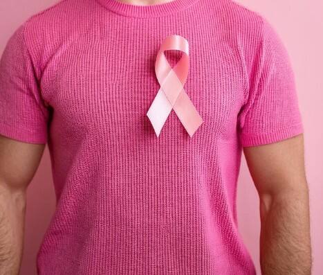 ਕਲੀਵਲੈਂਡ ਕਲੀਨਿਕ ਅਨੁਸਾਰ, ਛਾਤੀ ਦਾ ਕੈਂਸਰ ਮਰਦਾਂ ਵਿੱਚ ਬਹੁਤ ਹੀ ਘੱਟ ਦੇਖਿਆ ਜਾਂਦਾ ਹੈ। ਇਹ ਕੇਵਲ 1 ਤੋਂ 2 ਫੀਸਦੀ ਮਾਮਲੇ ਹੁੰਦੇ ਹਨ। ਭਾਵੇਂ ਮਰਦਾਂ ਦੀ ਛਾਤੀ ਔਰਤਾਂ ਵਾਂਗ ਨਹੀਂ ਹੁੰਦੀ, ਪਰ ਉਨ੍ਹਾਂ ਵਿੱਚ ਵੀ ਛਾਤੀ ਦੀਆਂ ਨਲੀਆਂ ਹੁੰਦੀਆਂ ਹਨ, ਜਿਸ ਕਾਰਨ ਕੈਂਸਰ ਹੋ ਸਕਦਾ ਹੈ। ਮਰਦਾਂ ਵਿੱਚ ਮੁੱਖ ਤੌਰ 'ਤੇ ਦੋ ਤਰ੍ਹਾਂ ਦੇ ਛਾਤੀ ਦੇ ਕੈਂਸਰ ਮਿਲਦੇ ਹਨ– ਡਕਟਲ ਕਾਰਸੀਨੋਮਾ ਅਤੇ ਲੋਬੂਲਰ ਕਾਰਸੀਨੋਮਾ।