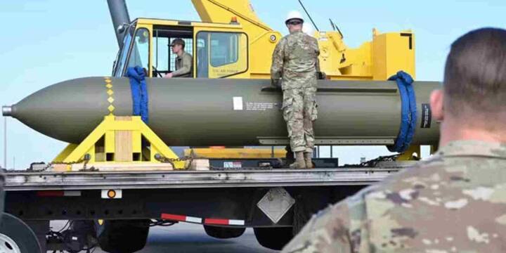 इस पूरे घटनाक्रम में जिस हथियार की सबसे ज्यादा चर्चा हो रही है, वह है GBU-57, जिसे ‘मैसिव ऑर्डनेंस पेनेट्रेटर’ कहा जाता है. यह अमेरिका के सबसे घातक और भारी बमों में से एक है जिसे विशेष रूप से गहराई में बने ठिकानों को तबाह करने के लिए तैयार किया गया है. इसे B-2 स्टेल्थ बॉम्बर्स से छोड़ा जाता है जो मिसौरी के व्हाइटमैन एयरबेस से उड़ान भरते हैं.