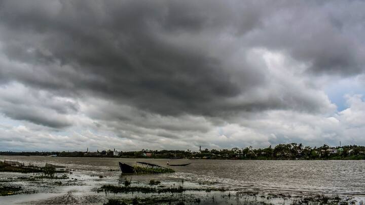 রবিবাসরীয় সকালে মুখ ভার আকাশের। একাধিক জেলায় দুর্যোগের আশঙ্কা রয়েছে। আগামী কয়েকদিন উত্তরবঙ্গ ও দক্ষিণবঙ্গের একাধিক জেলায় ভারী থেকে অতিভারী বৃষ্টিপাতের সম্ভাবনা রয়েছে বলেই জানিয়েছে আবহাওয়া দফতর।