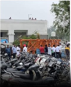 Punjab News: जालंधर कैंट स्टेशन पर बड़ा हादसा, पार्किंग में खड़े वाहनों पर गिरी क्रेन | ABP News