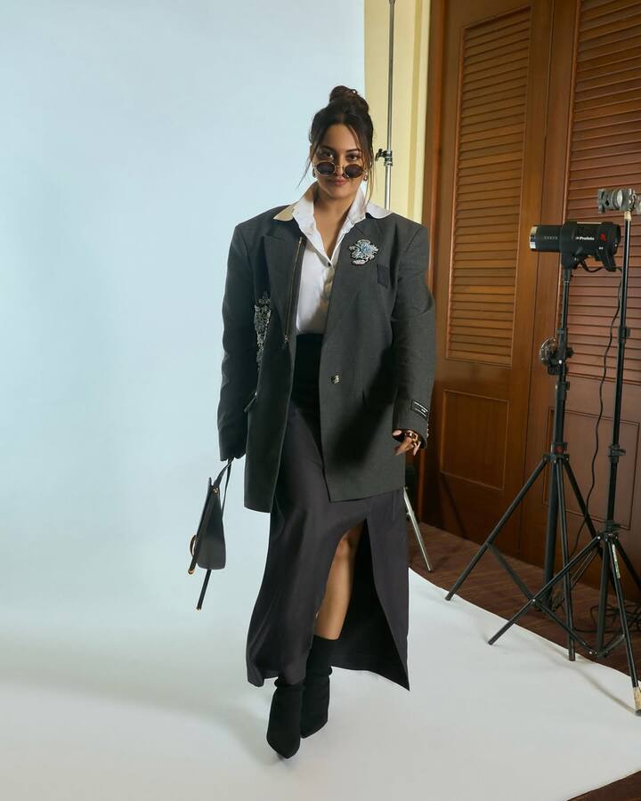 Layered over the shirt was a sharp, tailored blazer that added structure and an undeniable air of confidence to her ensemble. The blazer’s smart cut complemented her figure perfectly, giving her a polished yet modern edge.