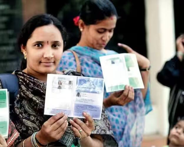 ਹੁਣ ਰਾਸ਼ਨ ਕਾਰਡ ਦੇ ਆਧਾਰ 'ਤੇ 5 ਲੱਖ ਤੱਕ ਦਾ ਸਿਹਤ ਬੀਮਾ ਵੀ ਉਪਲਬਧ ਹੋਵੇਗਾ। ਜਿਸ ਨਾਲ ਗੰਭੀਰ ਬਿਮਾਰੀ ਜਾਂ ਦੁਰਘਟਨਾ ਦੀ ਸਥਿਤੀ ਵਿੱਚ ਵਿੱਤੀ ਬੋਝ ਘੱਟ ਜਾਵੇਗਾ। ਰਾਸ਼ਨ ਕਾਰਡ ਧਾਰਕਾਂ ਨੂੰ ਸਾਲਾਨਾ 6-8 ਸਿਲੰਡਰਾਂ ਤੱਕ ਦੀ ਸਬਸਿਡੀ ਸਿੱਧੇ ਬੈਂਕ ਖਾਤੇ ਵਿੱਚ ਮਿਲੇਗੀ। ਉੱਜਵਲਾ ਯੋਜਨਾ ਤਹਿਤ ਔਰਤਾਂ ਨੂੰ ਵਾਧੂ ਲਾਭ ਦਿੱਤੇ ਜਾਣਗੇ। ਦੇਸ਼ ਦੇ ਕਈ ਰਾਜਾਂ ਵਿੱਚ, ਸਰਕਾਰ ਔਰਤਾਂ ਨੂੰ ਵਿੱਤੀ ਲਾਭ ਦੇਣ ਲਈ ਯੋਜਨਾਵਾਂ ਚਲਾਉਣ ਜਾ ਰਹੀ ਹੈ। ਜਿਸ ਵਿੱਚ 2000 ਰੁਪਏ ਤੋਂ 2500 ਰੁਪਏ ਤੱਕ ਮਿਲ ਸਕਦੇ ਹਨ। ਪਰ ਇਸਦਾ ਲਾਭ ਉਨ੍ਹਾਂ ਔਰਤਾਂ ਨੂੰ ਦਿੱਤਾ ਜਾਵੇਗਾ ਜਿਨ੍ਹਾਂ ਕੋਲ ਰਾਸ਼ਨ ਕਾਰਡ ਹੈ।