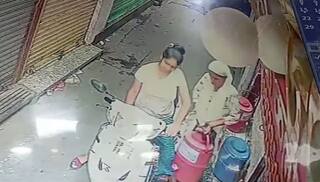 ਹੱਦ ਹੀ ਹੋ ਗਈ....! ਸਕੂਟੀ ਸਵਾਰ ਔਰਤਾਂ ਠੰਡੇ ਪਾਣੀ ਦੇ ਕੈਂਪਰ ਚੋਰੀ ਕਰਕੇ ਹੋਈਆਂ ਫ਼ਰਾਰ, ਸੋਸ਼ਲ ਮੀਡੀਆ 'ਤੇ ਛਾਈਆਂ 'ਪਾਪਾ ਦੀਆਂ ਪਰੀਆਂ' ਦੇਖੋ ਵੀਡੀਓ