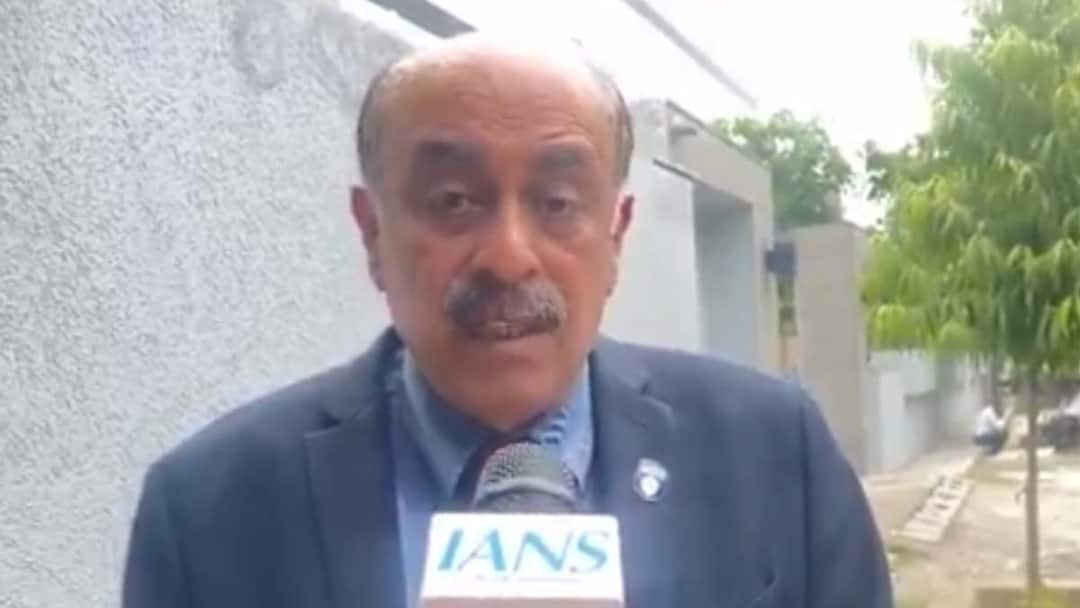 Up Noida foreign affairs Experts Robinder Sachdev reacted on america strike on iran अमेरिका-ईरान तनाव: डिफेंस एक्सपर्ट ने कहा- ईरान का बहुत ही महत्वपूर्ण कार्यक्रम बर्बाद