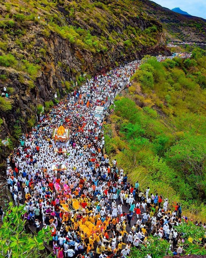 संत ज्ञानेश्वर माऊलींच्या पालखीचे दिवे घाटात दर्शन घेण्यासाठी हजारो भाविकांनी मोठी गर्दी केली होती. पालखीच्या रथासोबत पाऊले पंढरीची वाट चालत होती.