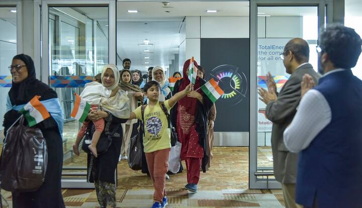 जानकारी के मुताबिक, भारतीय छात्रों के लिए ईरान में सबसे लोकप्रिय मेडिकल कोर्स है. हालांकि, यहां सीधे तौर पर एमबीबीएस की डिग्री नहीं दी जाती, यहां डॉक्टर ऑफ मेडिसिन की डिग्री दी जाती है, जिसे MBBS के समकक्ष माना जाता है. ईरान में मेडिकल पढ़ाई काफी सस्ती है, जिस वजह से यहां बड़ी संख्या में भारतीय छात्र पढ़ाई के लिए पहुंचते हैं.