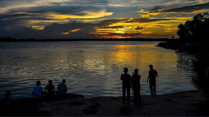 আলিপুর আবহাওয়া দফতরের পূর্বাভাস অনুযায়ী রবিবার থেকে দক্ষিণবঙ্গের বীরভূম, বর্ধমান, নদিয়া, উত্তর ২৪ পরগনা জেলায় ঝোড়ো হাওয়া ও বজ্রবিদ্য়ুৎ সহ বৃষ্টিপাতের পূর্বাভাস রয়েছে। একইসঙ্গে মঙ্গলবার থেকে উত্তরবঙ্গের জলপাইগুড়ি, আলিপুরদুয়ার, দার্জিলিং, কোচবিহার, মালদায় আগামী কয়েকদিন বৃষ্টিপাতের সম্ভাবনা রয়েছে।