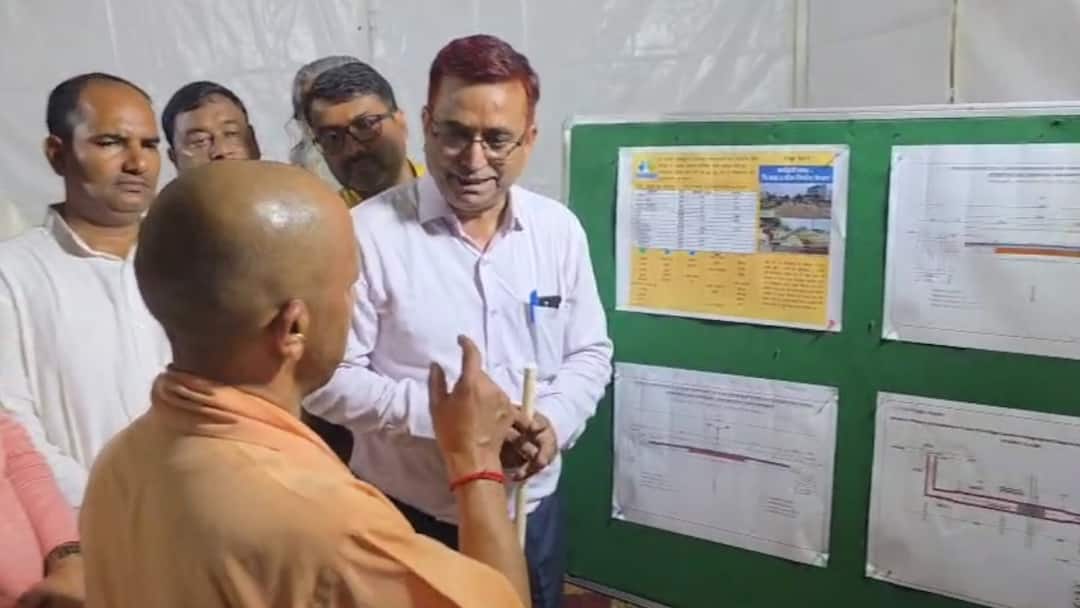 Cm Yogi Adityanath Inspected Two lane and four lane road in Gorakhpur and instructed officers ann सीएम योगी ने टूलेन-फोरलेन सड़क का किया निरीक्षण, बोले- निर्माण की गति करें तेज, न हो जलजमाव