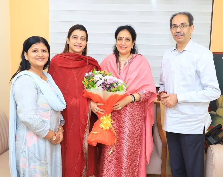 तेजस्वी घोसाळकर यांची नुकतीच भाजपचे वर्चस्व असलेल्या मुंबई बँकेच्या संचालकपदी नियुक्ती करण्यात आली. तेव्हापासून तेजस्वी घोसाळकर या उद्धव ठाकरे यांची साथ सोडून भाजपमध्ये (BJP) जातील, अशी चर्चा रंगली होती. या पार्श्वभूमीवर शनिवारी तेजस्वी घोसाळकर यांनी 'एबीपी माझा'शी संवाद साधत आपली भूमिका स्पष्ट केली.